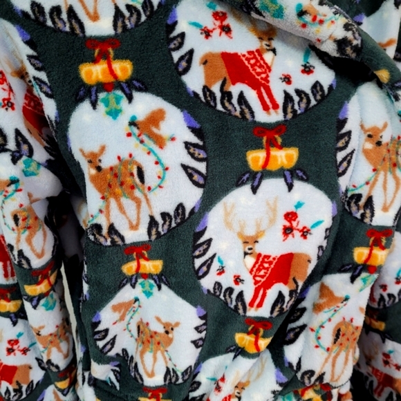 Vera Bradley fleece short robe with hood in L/XL in reindeer snow globe pattern. - Picture 2 of 9